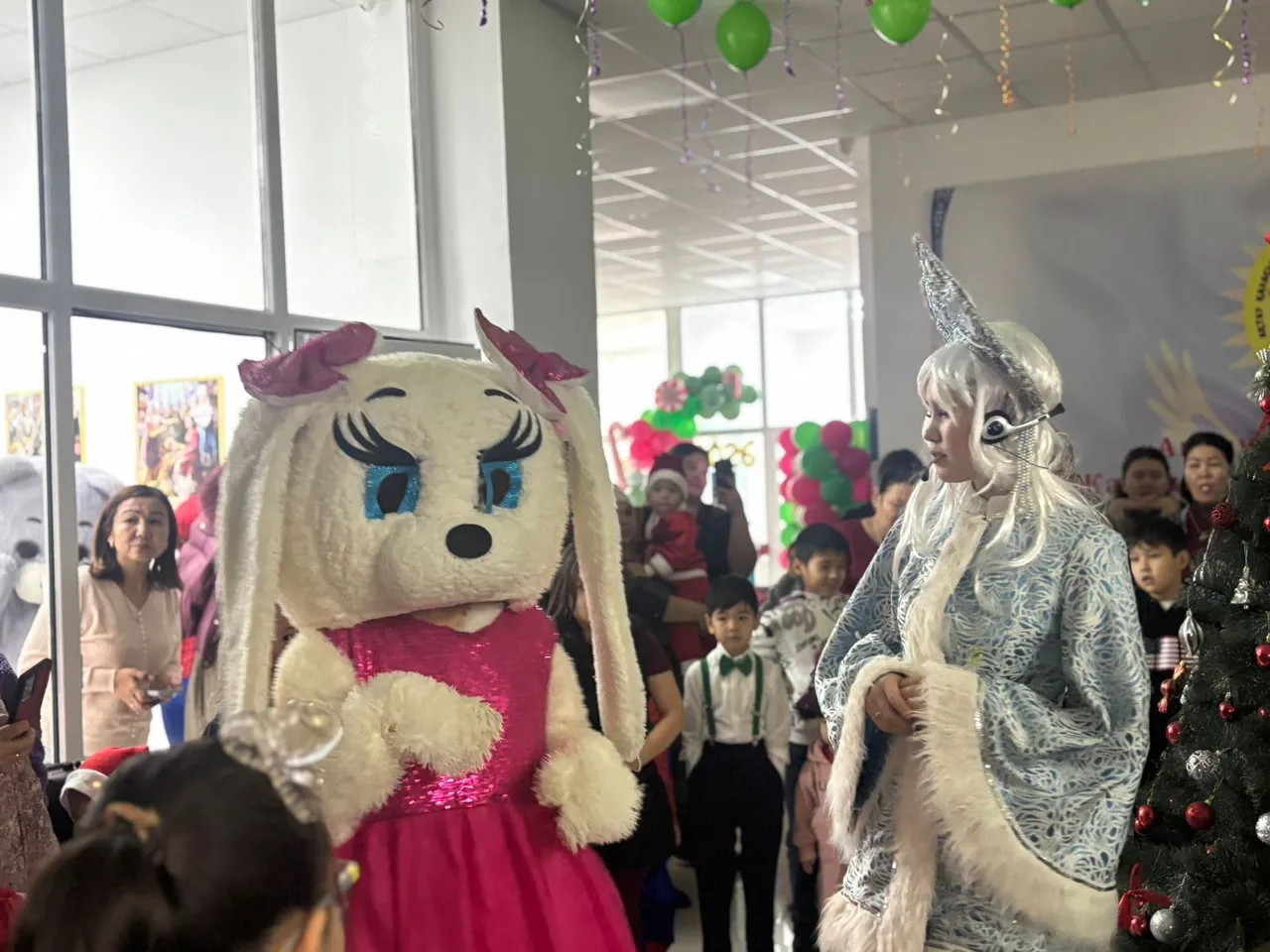 Таңғажайып жаңа жыл: Ақтауда балаларға шырша мерекесі өтті