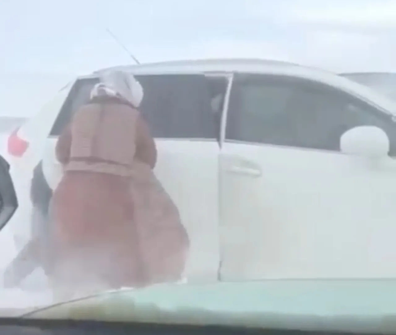 Құтқарушылар Шетпе-Жармыш автожолында жолаушыларға көмек көрсетті