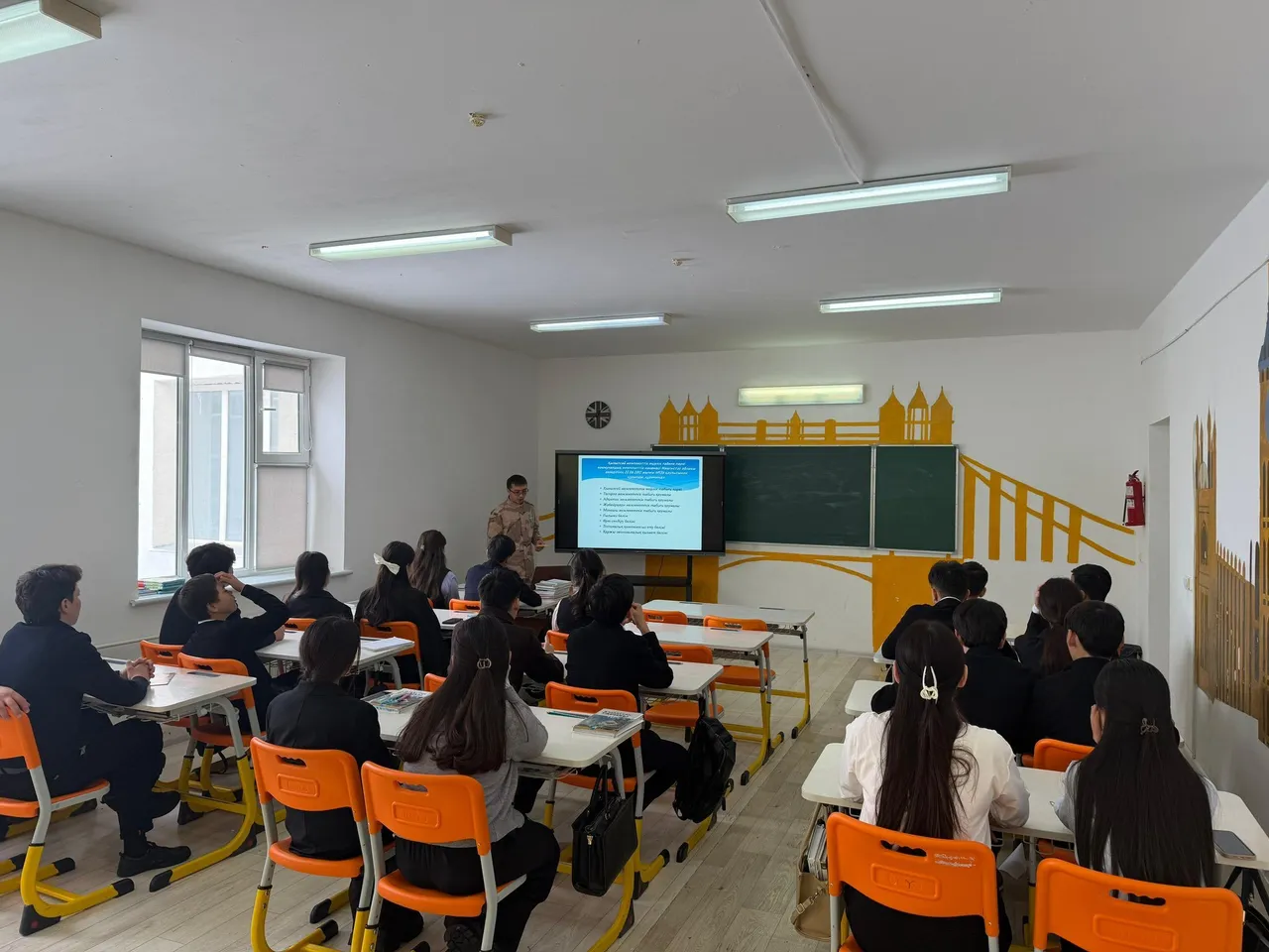 «Таза Қазақстан»: Қызылсай паркінің мамандары оқушыларға экологиялық дәріс өткізді