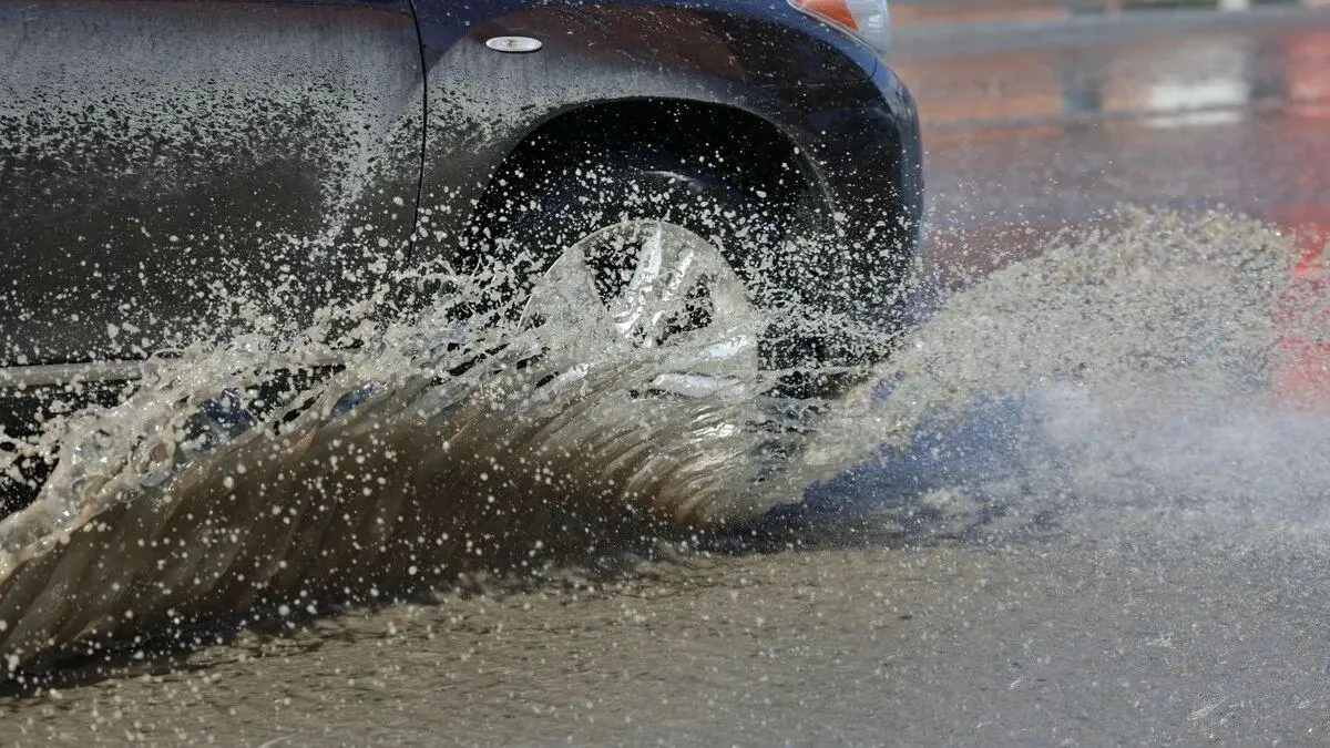 Жаяуға құрмет –заңға міндет: Жаңаөзенде балшық шашқан жүргізуші 86 мың теңге айыппұл арқалады