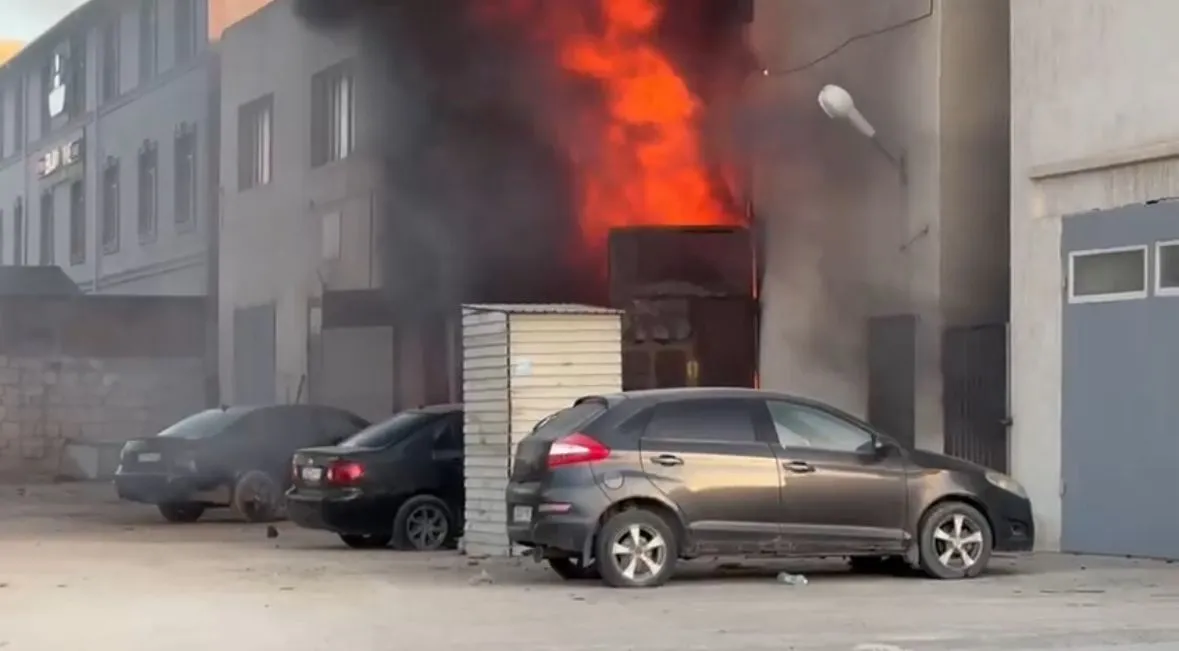 СТО-дағы өрт: үш көлік күлге айналып, зардап шеккендер жансақтау бөліміне түсті