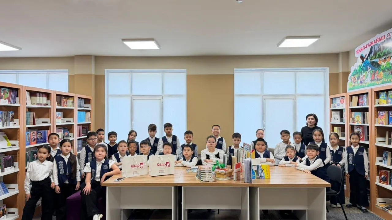 Ақтауда оқушылар мектепке кітап тарту етті