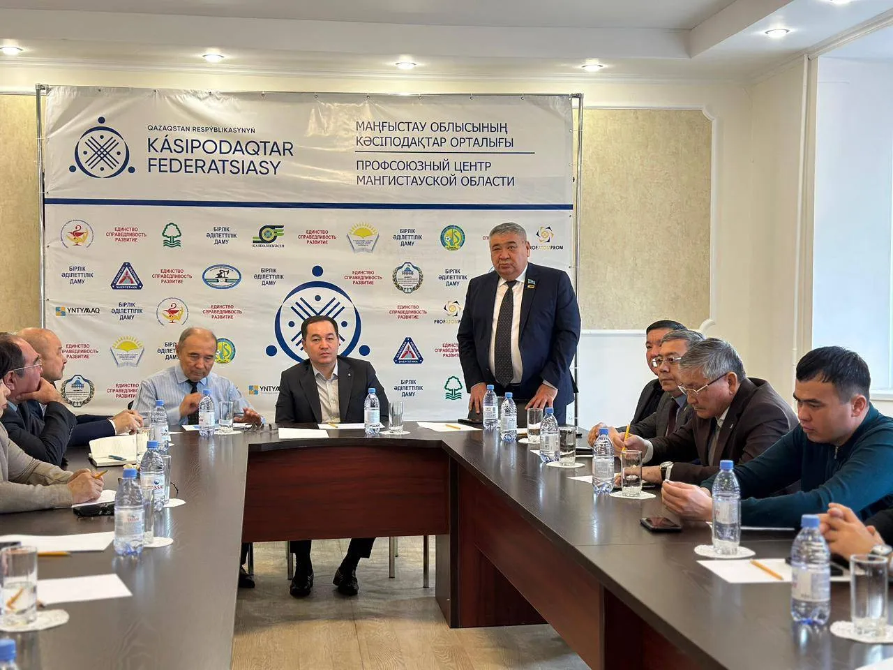 Мұнай саласы кәсіподағының өкілдері жаңа Конституцияны қолдайды және референдумға барады