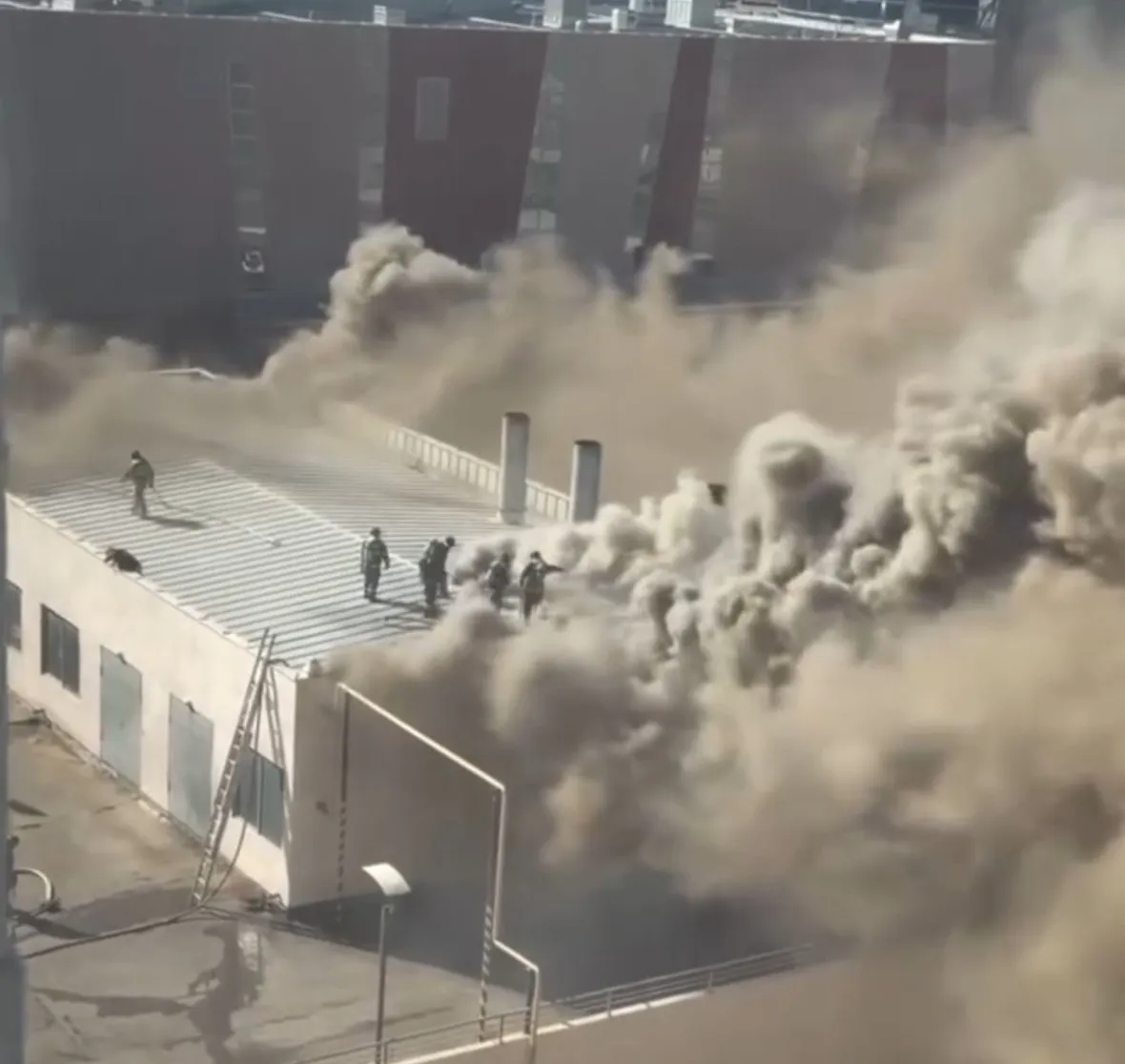 Рядом с торгово-развлекательным центром «Актау» произошёл пожар