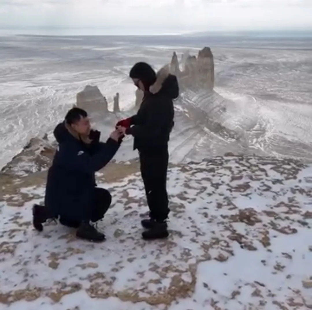 Қытайлық турист Бозжырада сүйіктісіне сөз салды