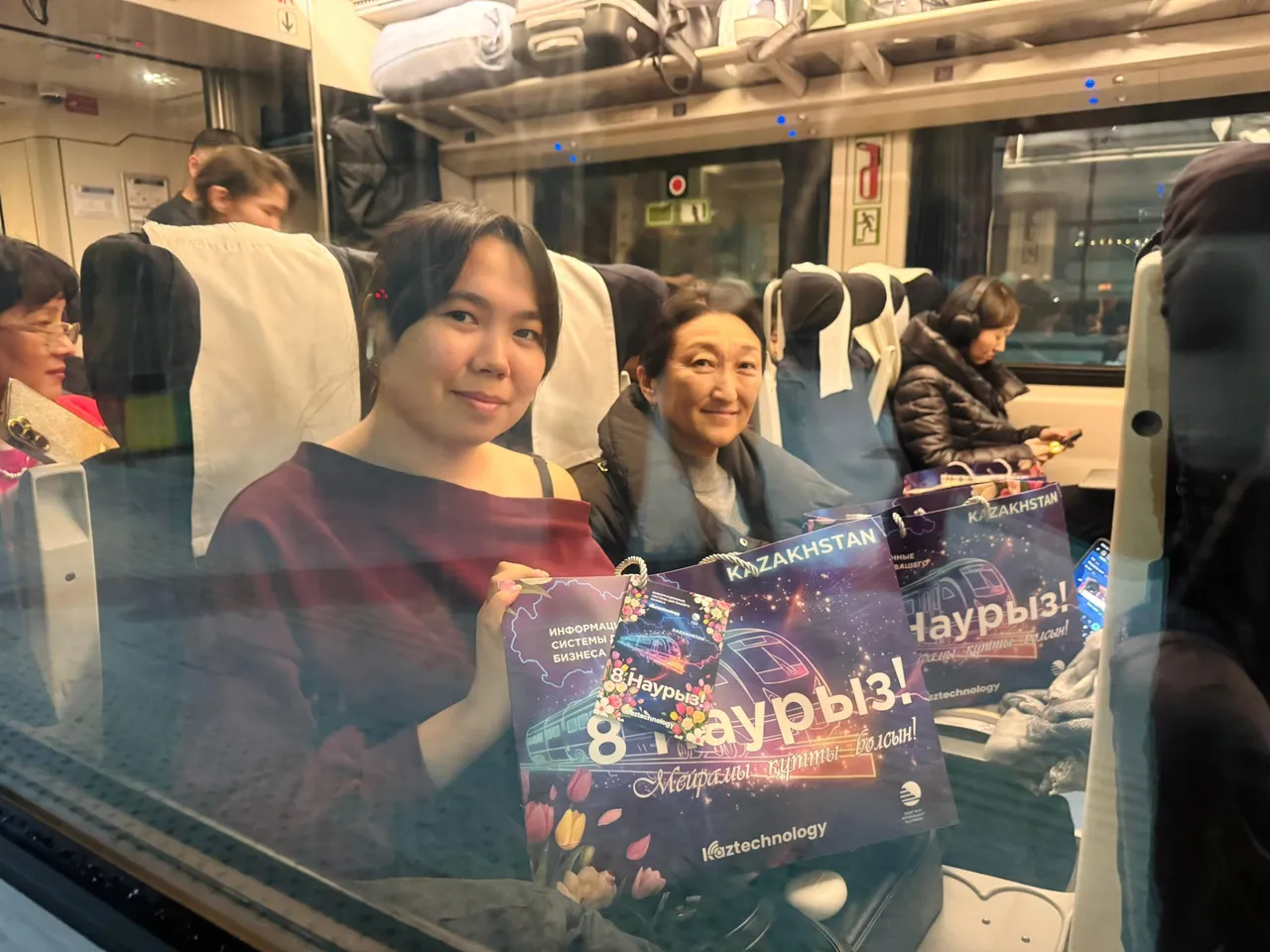 ҚТЖ пойыздарында мыңнан астам әйелді 8 наурыз мерекесімен құттықтады