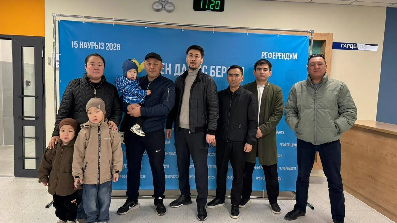 Референдумға келген ақтаулықтар актер Меғдат Өміралиевпен селфи жасады