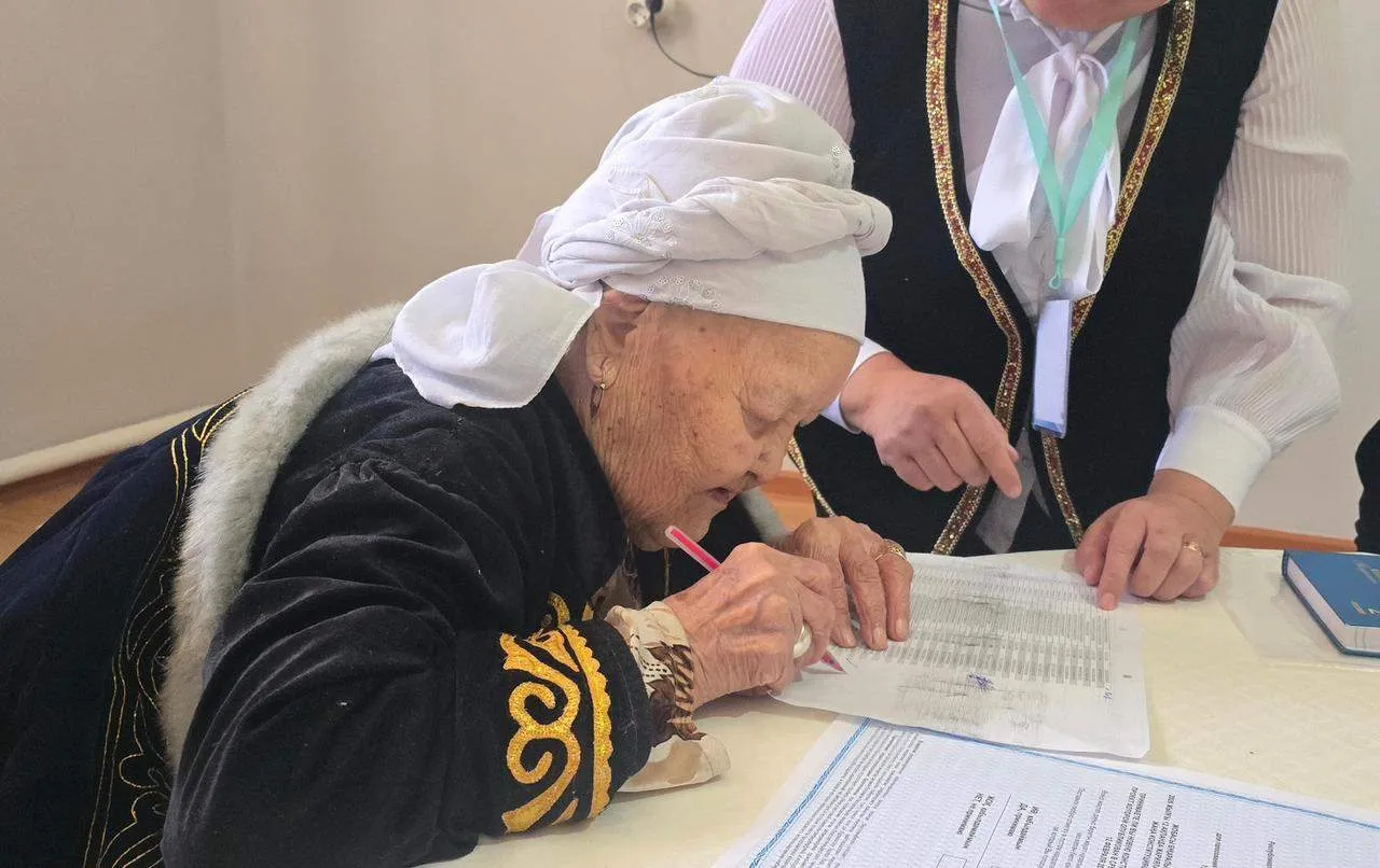 Ғасыр куәгерінің ақ батасы: 104 жастағы Сырға әже таңдау жасады