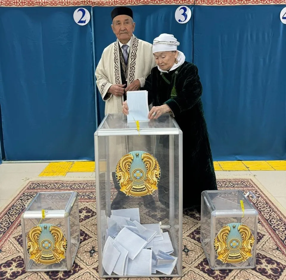 Жаңаөзен қаласының құрметті азаматы референдумда дауыс берді