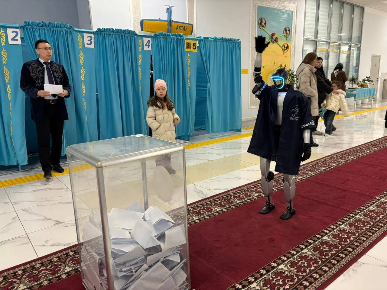 “Маңғыстау style”: Қазақша киінген робот референдумға келушілермен көрісті
