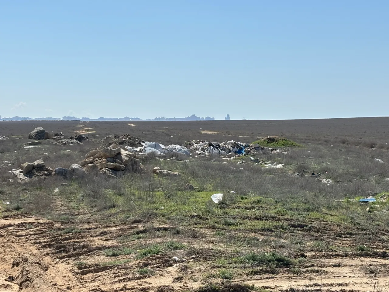 Ақшұқыр ауылының кіреберісін қоқыс басқан