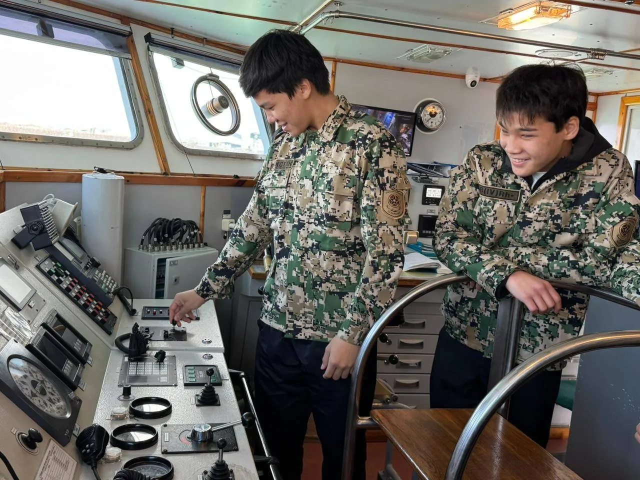 Жүзден астам мектеп оқушысы мен студент әскери теңізшілердің тыныс-тіршілігімен танысты