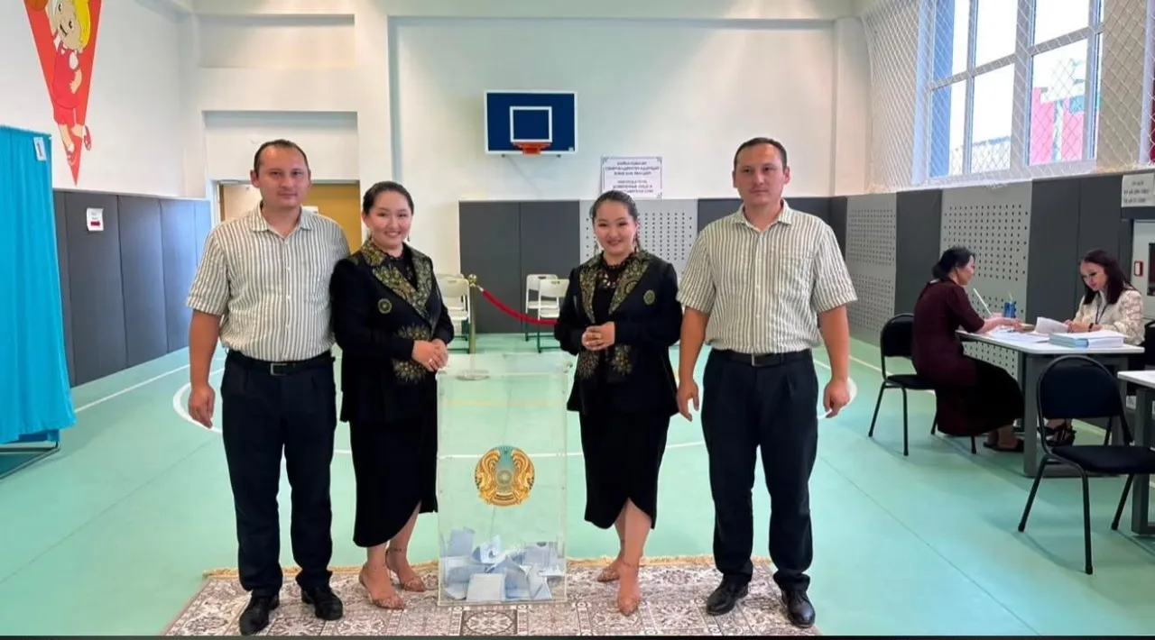 Ақтауда егіз ағайындылардың отбасы Құрылтай сайлауында дауыс берді