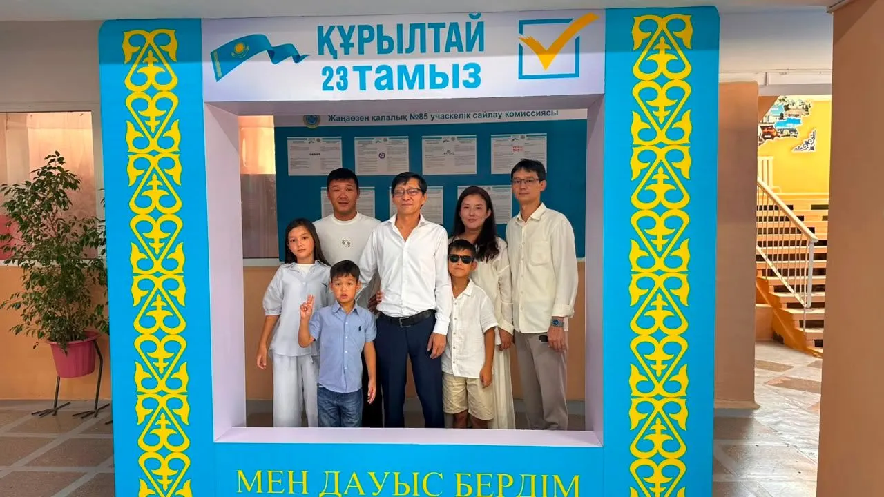 Маңғыстауда күйші Әзірбай Өскінбаев Құрылтай сайлауында дауыс берді