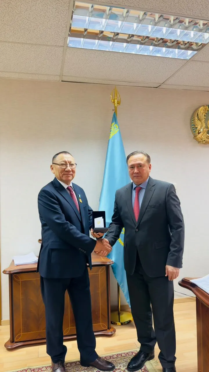 Маңғыстаулық мұнайшы «Мұнай-газ саласына қосқан үлесі үшін» төсбелгісімен марапатталды