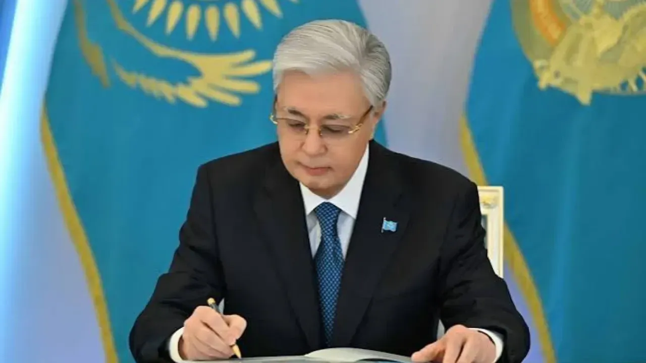 Президент барлық деңгейдегі мәслихаттардың өкілеттігін мерзімінен бұрын тоқтату туралы Жарлыққа қол қойды
