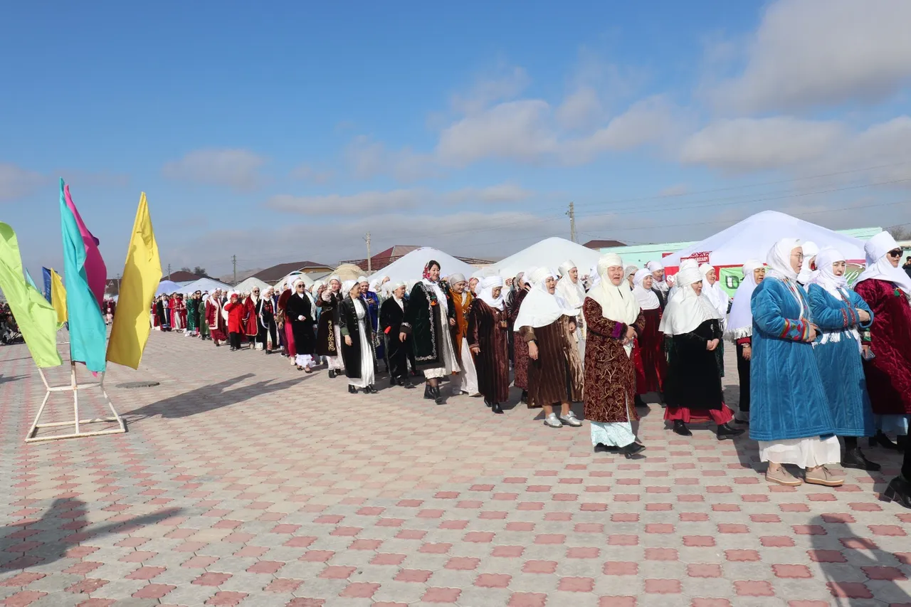 Наурыз думан: Шетпеде тұрғындарға пәтер кілті мен мекемелерге көлік берілді