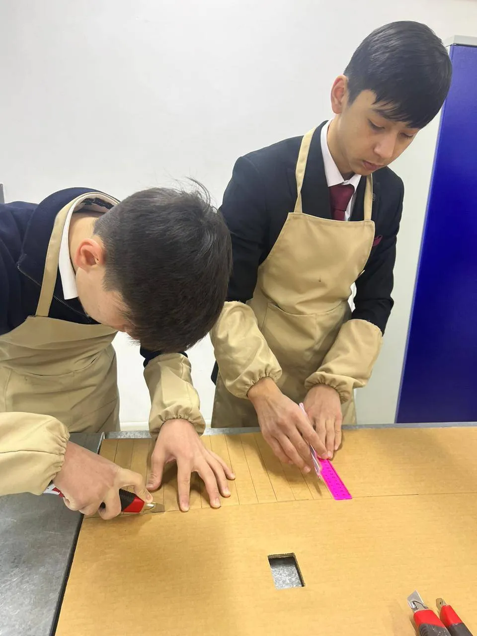 Қарақиядағы мектепте оқушылар қалдықтан креативті бұйымдар жасайды