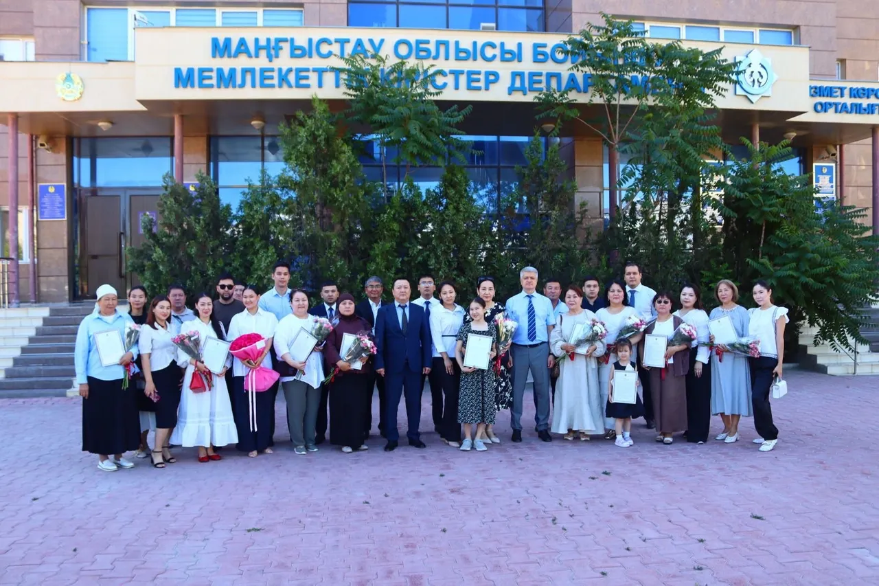 Маңғыстауда мемлекеттік қызметшілер күнінде жас мамандардың ата-аналарына алғыс айтылды