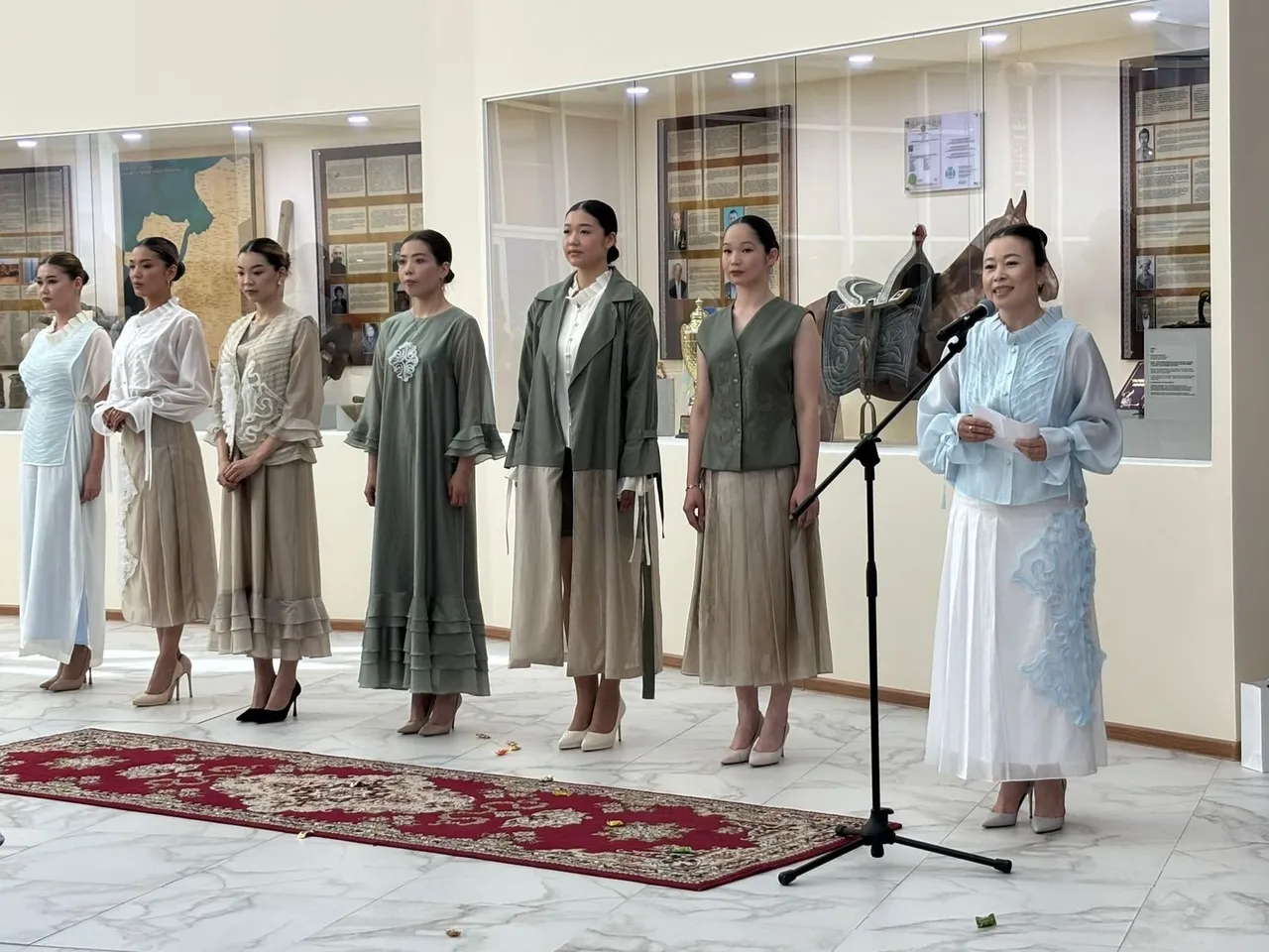 Ақтаудағы Banu Tulegen сән үйі мұражайға ұлттық киім тапсырды