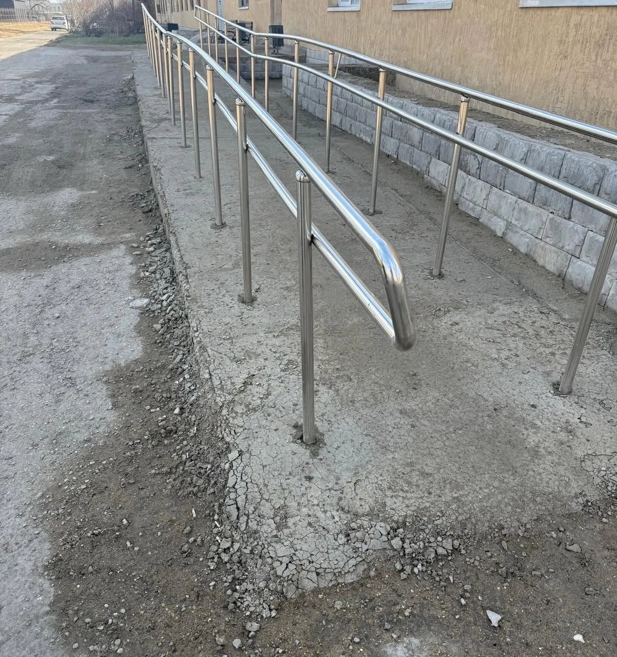 Мердігердің облыстық ауруханаға сыйға тартқан пандусының сапасы сын көтермейді