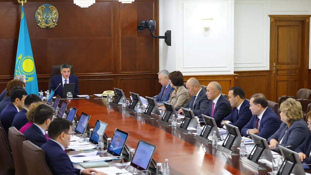 Олжас Бектенов фармацевтикалық және медициналық өнеркәсіпті дамыту мәселелері бойынша Отандық кәсіпкерлер кеңесі отырысын өткізді