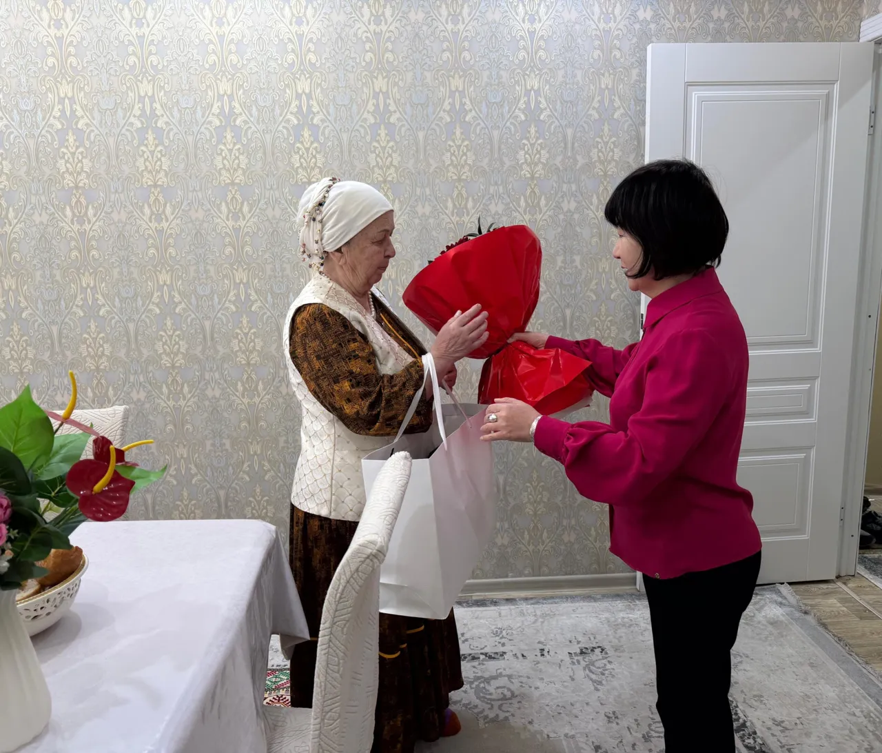 Маңғыстауда Алғыс айту күніне орай ардагерге құрмет көрсетілді