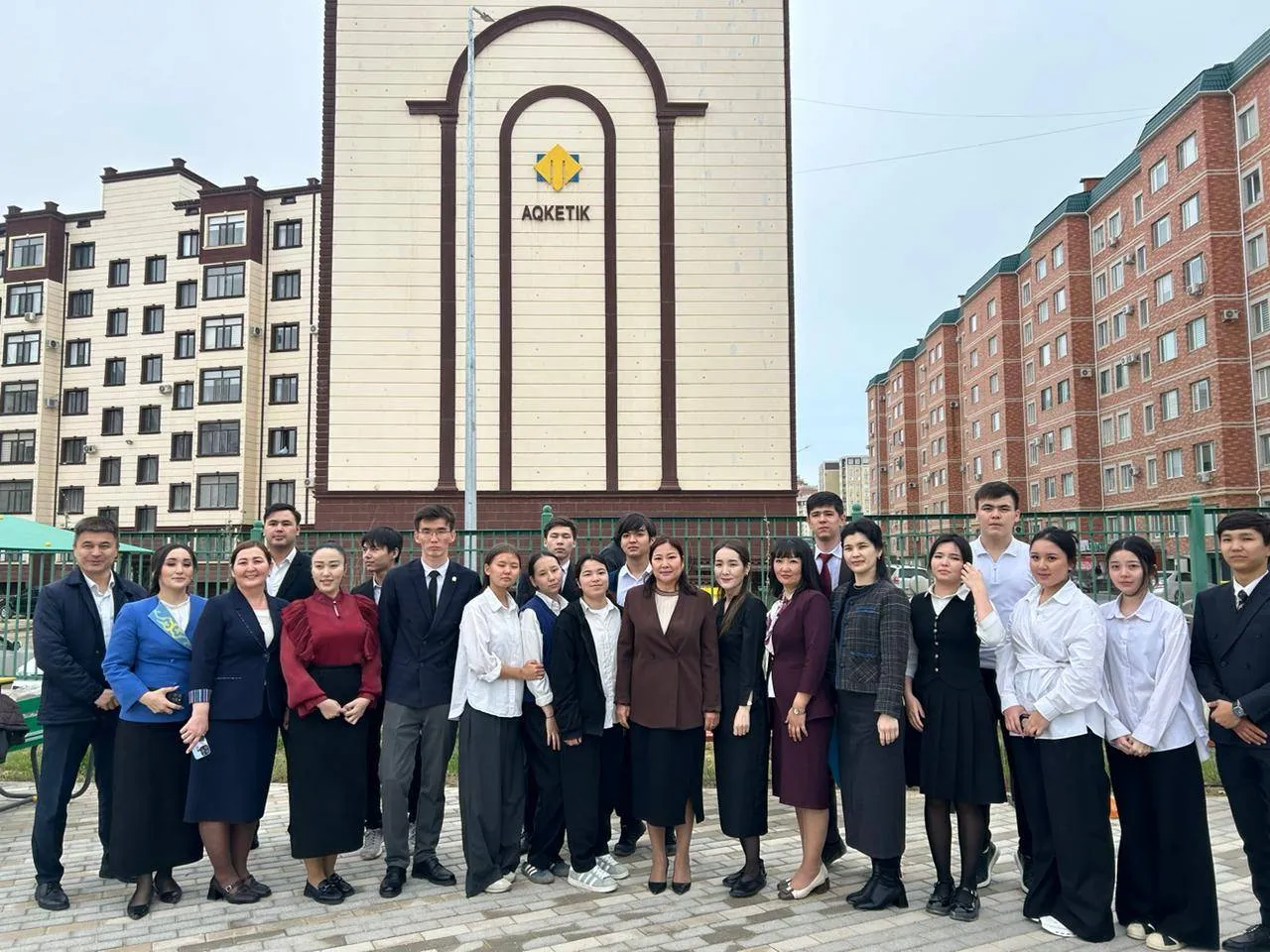 Ақтауда мектеп бітіруші түлектер ағаш екті