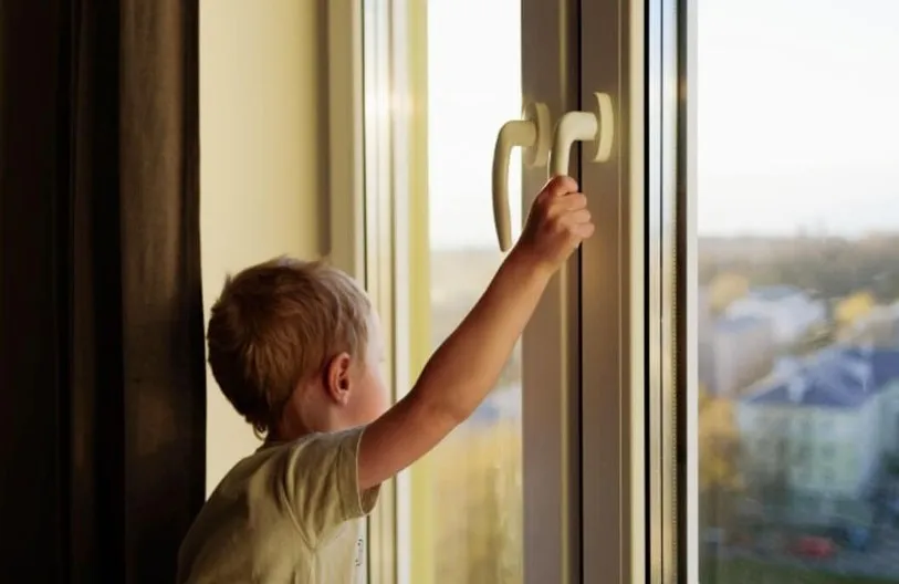 Маңғыстауда балалардың терезеден құлау жағдайы жиілеп кетті