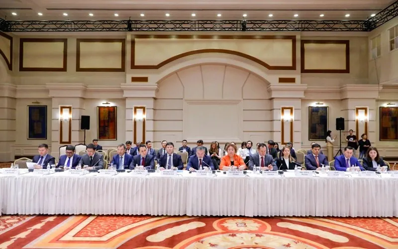 Өнеркәсіп және құрылыс министрі Оңтүстік Корея компанияларын Ақтау және Құрық порттарын дамытуға шақырды