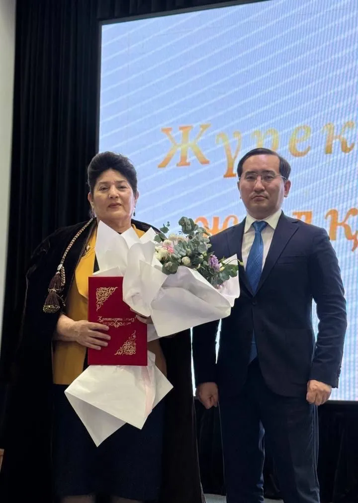 Түпқарағанда білім саласының ардагері құрметті зейнетке шықты