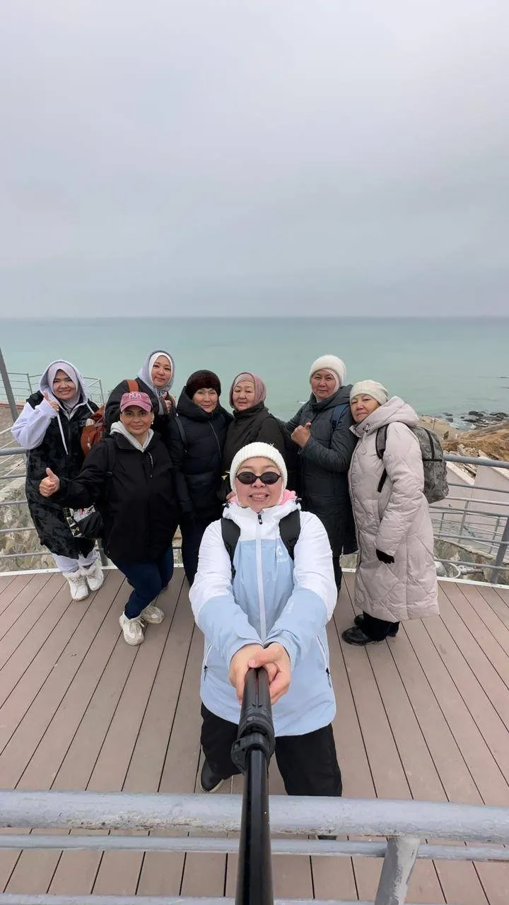 Ақтауда «Сиқырлы таң» мүшелері салқынға қарамай күн сайын теңізге шомылып жүр