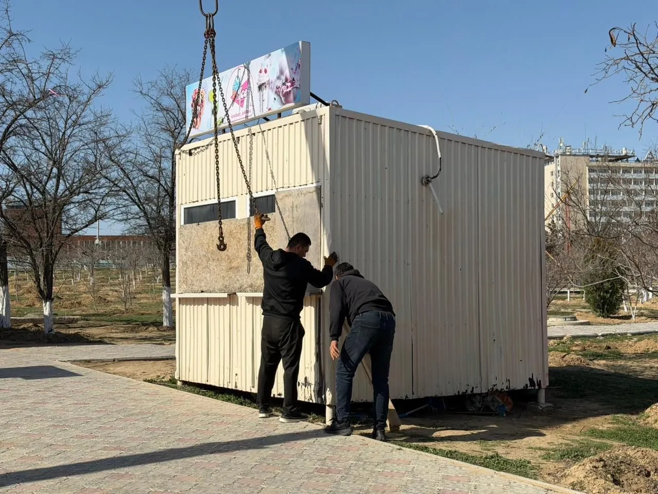 «Ақбота» саябағында заңсыз сауда нысандарын жою жұмыстары басталды