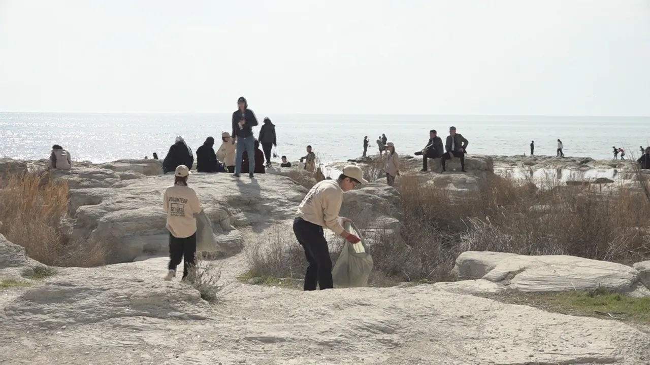 Volunteers Clean Up Seaside Amid Major International Event in Aktau