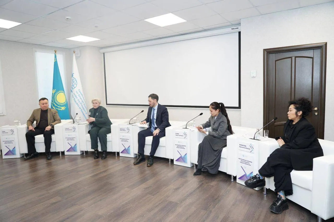 ҚСЗИ-де жас сарапшылар Конституциялық комиссия мүшелерімен бірге жаңа Конституция жобасының негізгі жаңашылдықтарын талқылады