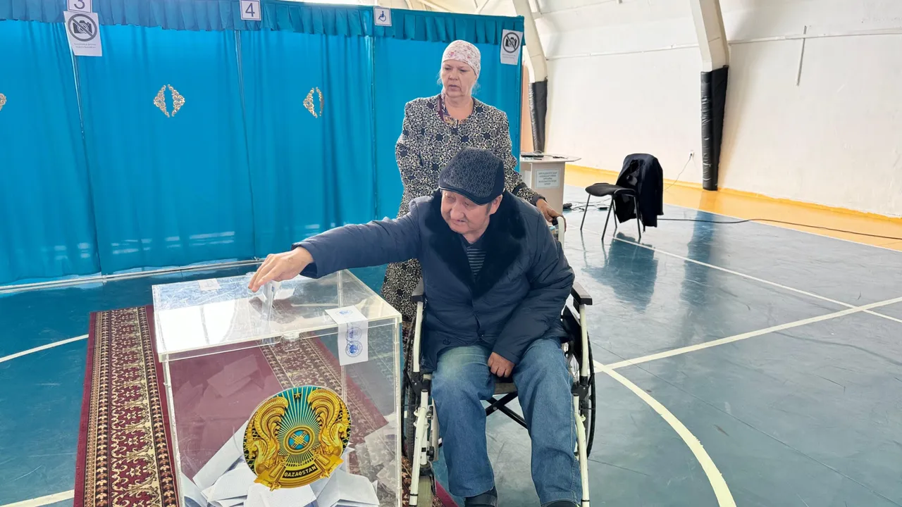 Маңғыстауда мүмкіндігі шектеулі азаматтар инватаксимен референдумға барды