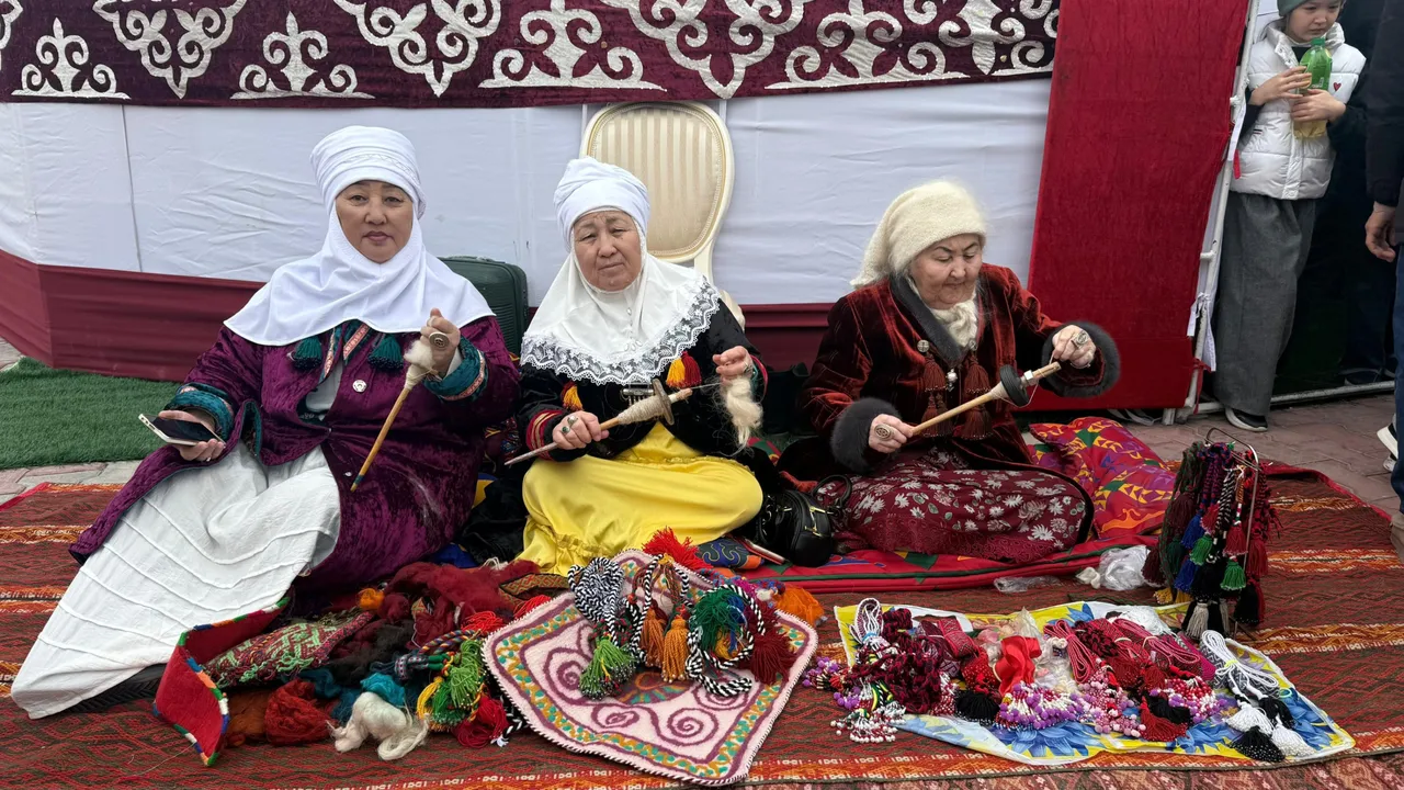 Ақтаудағы Наурыз тойында шетелдіктер қолөнер көрмесіне ерекше қызығушылық танытты