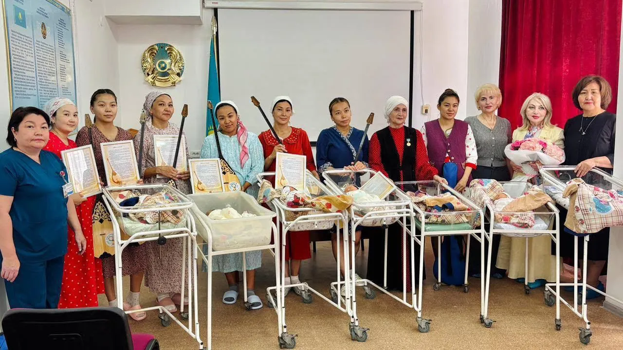Ақтауда Ұлттық домбыра күніне орай жаңа туған сәбилерге домбыра сыйға тартылды