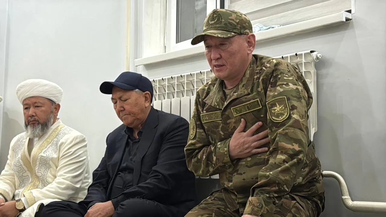 Қорғаныс министрі қаза болған әскери қызметшілердің отбасыларымен кездесті