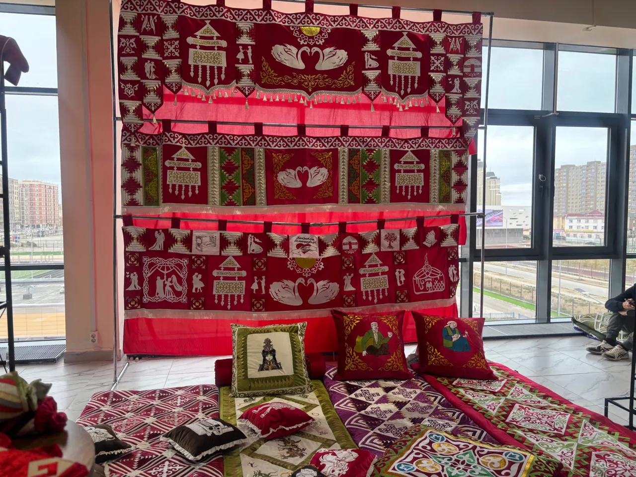 “Құрақ пен шашақ үндестігі“: Шымылдықтың өткені мен бүгіні