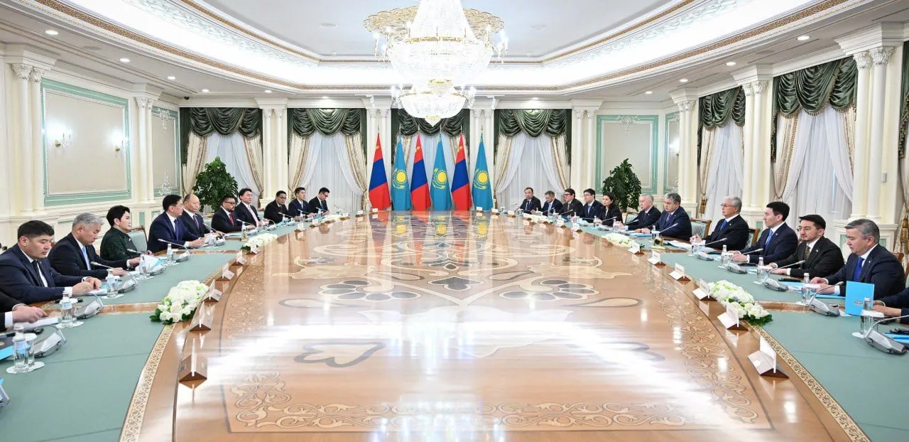 Қасым-Жомарт Тоқаев пен Ухнаагийн Хурэлсухтың келіссөзі ресми делегация мүшелерінің қатысуымен кеңейтілген құрамда жалғасты