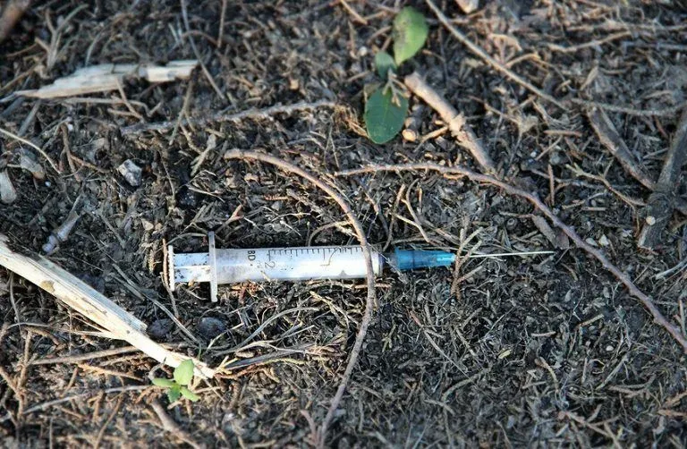 Ақтауда пайдаланылған шприцтерді көшеге тастаған азаматқа қатысты іс қаралды