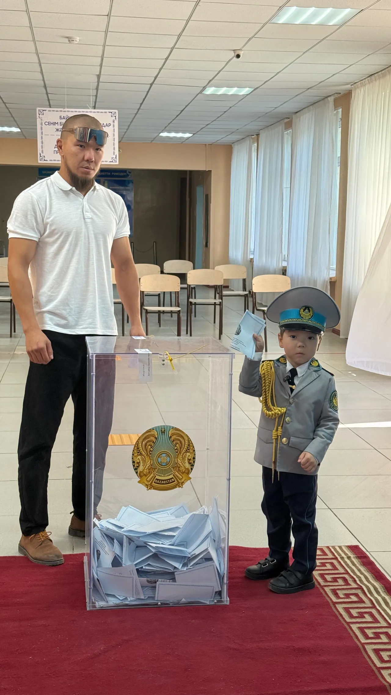 Жас патриот Бек Әли әкесімен бірге сайлау учаскесіне келді