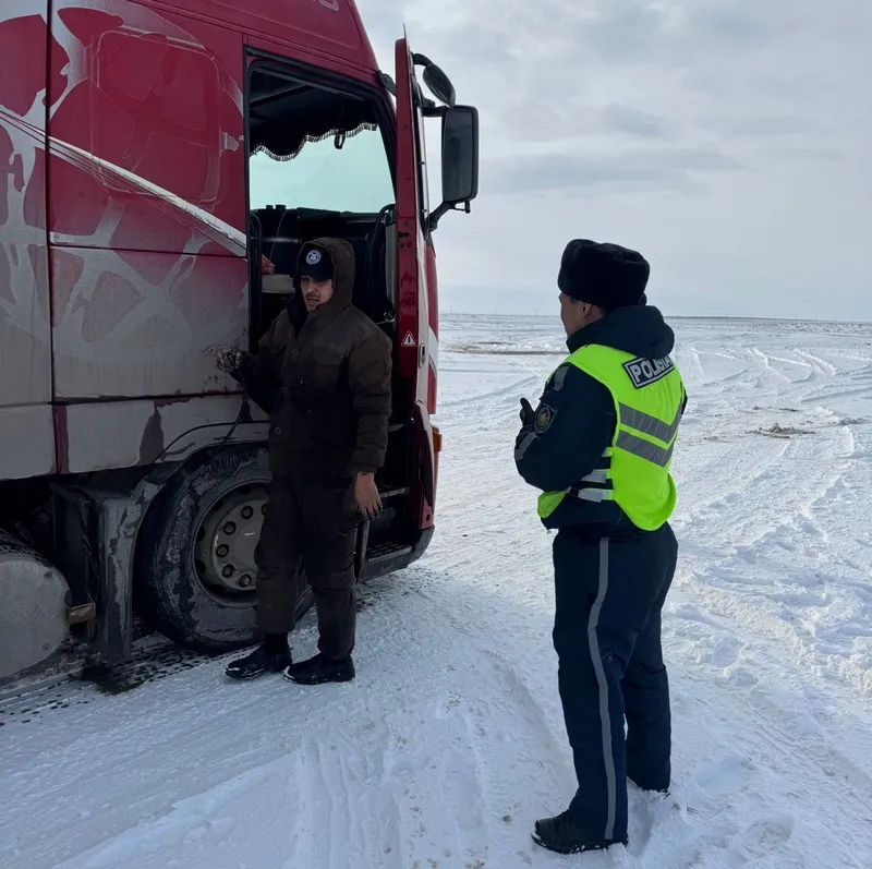 Маңғыстау полицейлері екі күн жолда тұрған жүк көлігіне көмек көрсетті