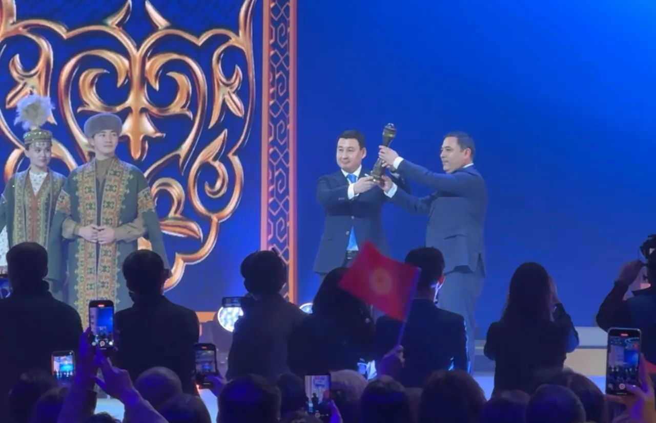 Әбілқайыр Байпақов Әндіжан қаласының әкіміне «Түркі әлемінің мәдени астанасы» мәртебесін табыстады