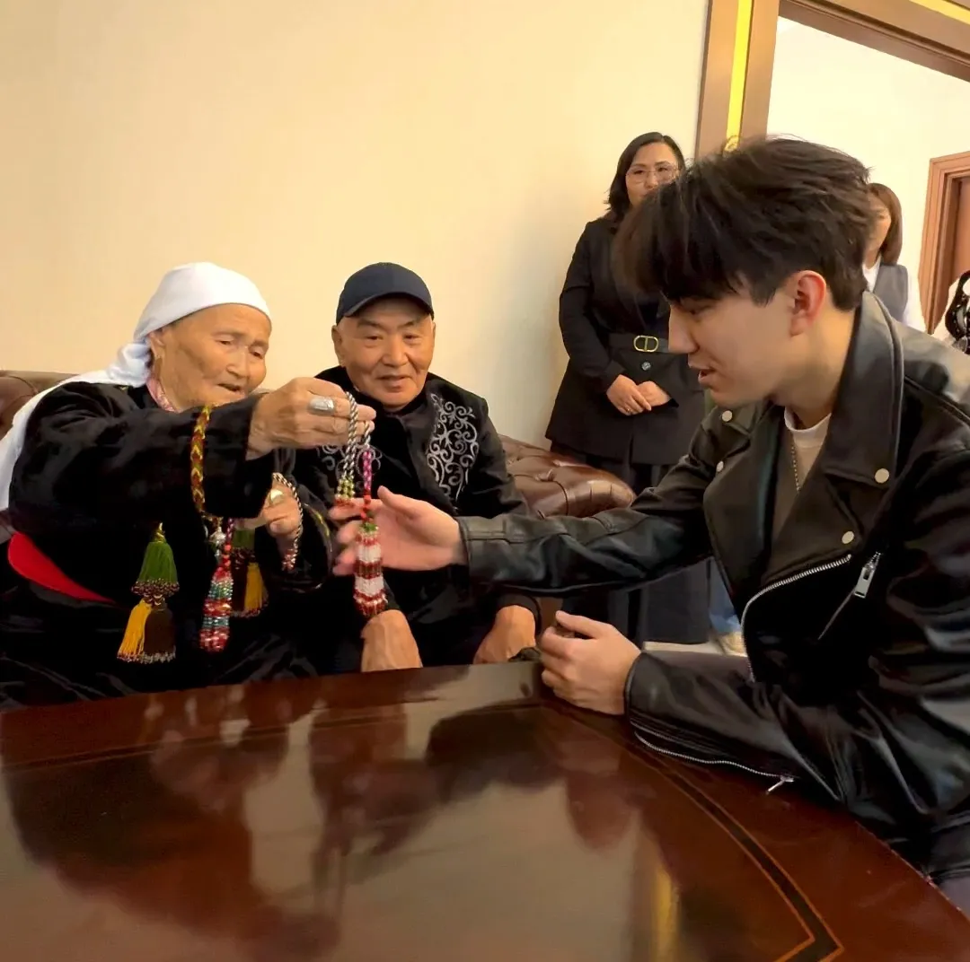 Dimash Meets 87-Year-Old Artisan from Mangystau and Receives a Handmade Tassel Gift