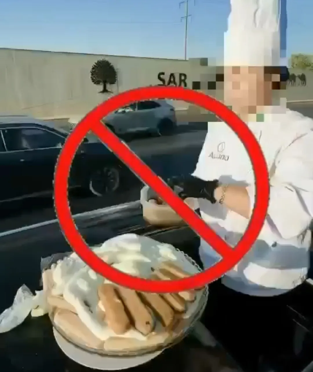 Жол үстінде торт әзірлеген: Қауіпті видео түсірген ерлі-зайыпты жауапқа тартылды