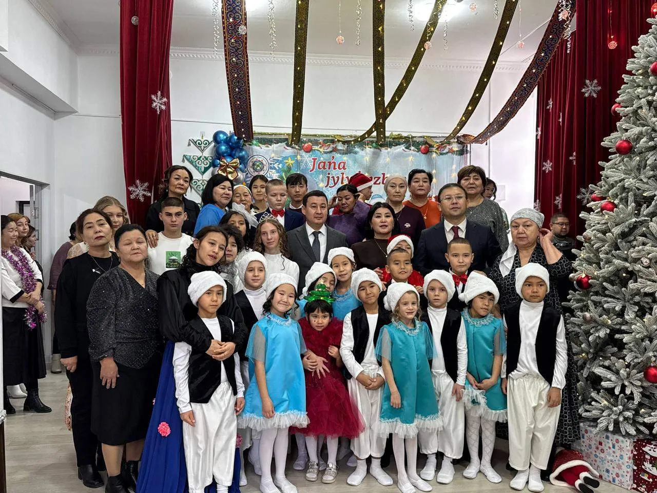 Ақтау әкімі балалар үйінің тәрбиеленушілерін Жаңа жыл мерекесімен құттықтады