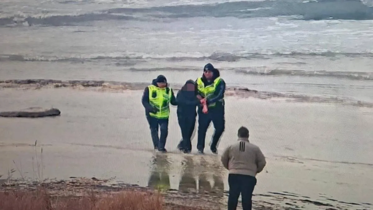 Ақтауда полицейлер суға батып бара жатқан жасөспірімді құтқарды