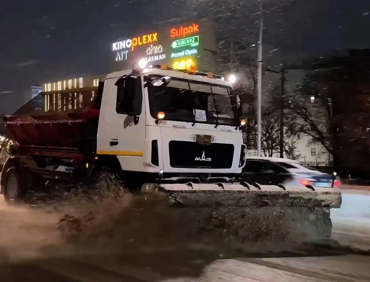 В Мангистауской области продолжаются работы по очистке дорог.